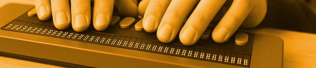 Hände auf Braille Tastatur